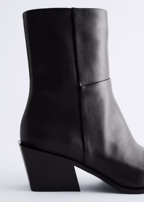 Грациозные кожаные ковбойские сапоги