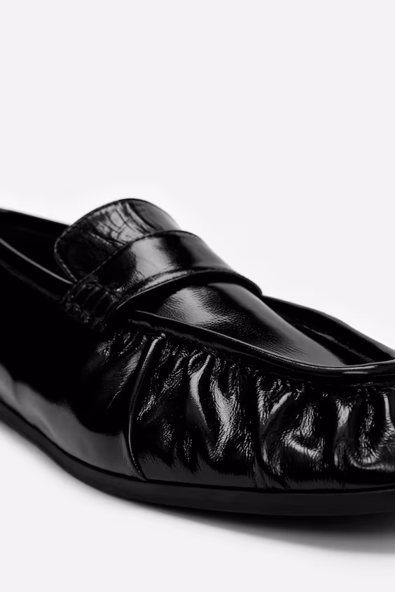Лаковые мокасины из кожи