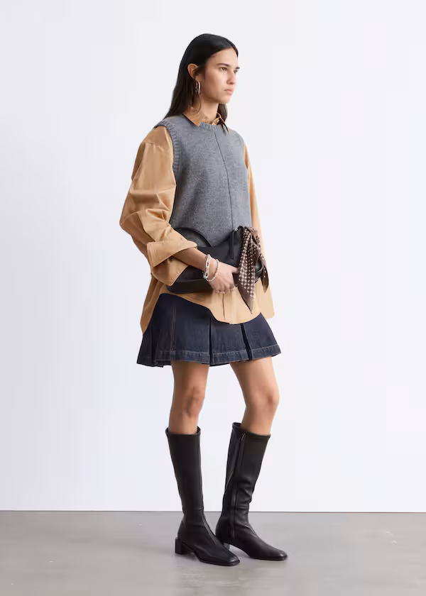 Жилет из вязаного материала