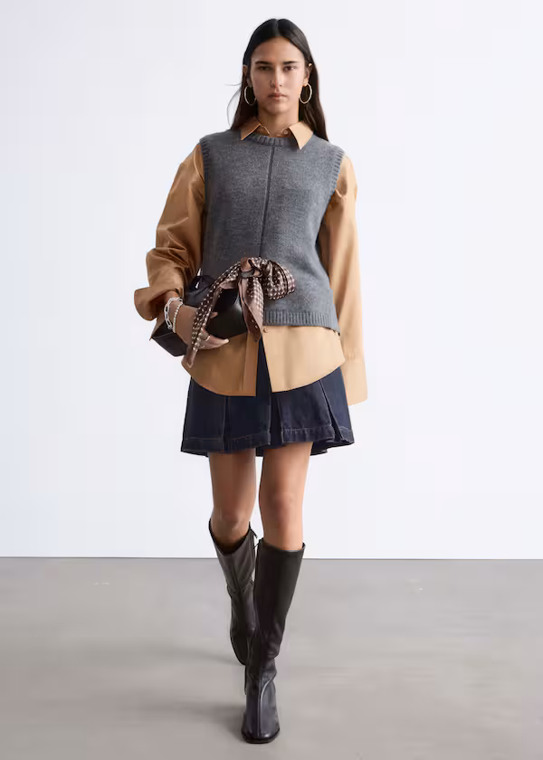 Жилет из вязаного материала