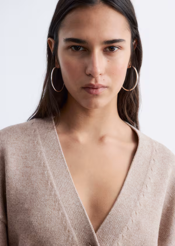 Зауженный кардиган из тонкой вязаной ткани