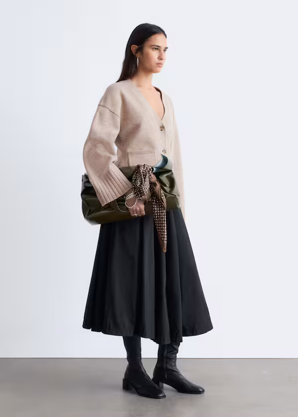 Зауженный кардиган из тонкой вязаной ткани