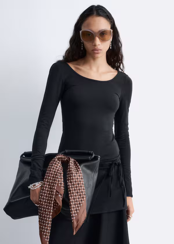 Свитер с длинным рукавом и круглым вырезом