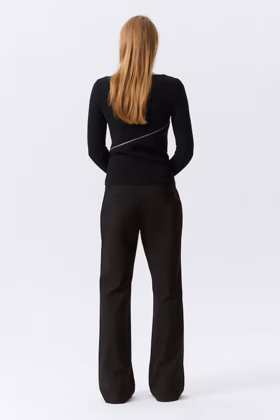 Широкие брюки с разрезом внизу и зауженными штанинами