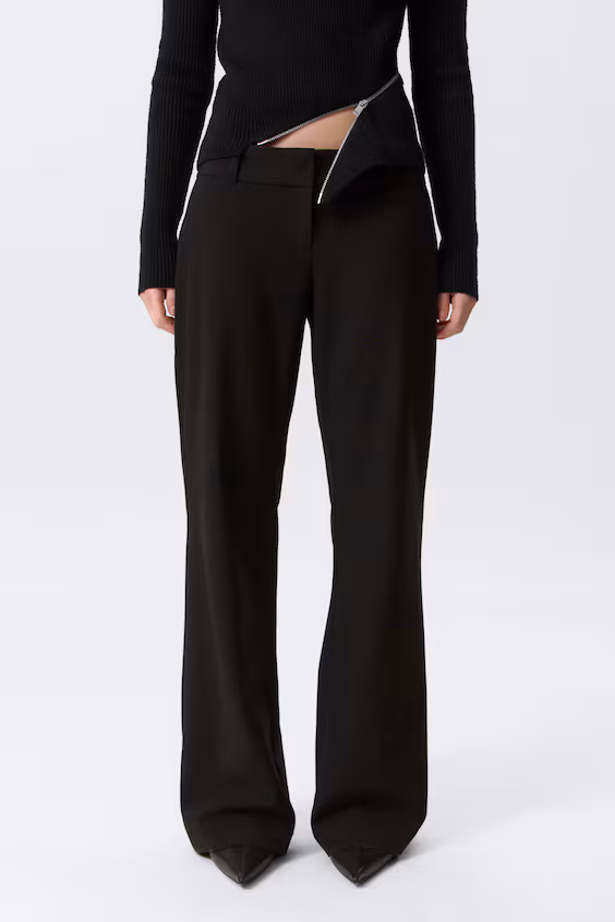 Широкие брюки с разрезом внизу и зауженными штанинами