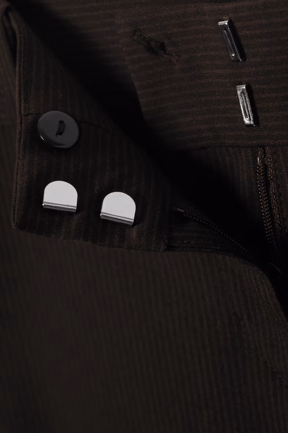 Широкие брюки с разрезом внизу и зауженными штанинами