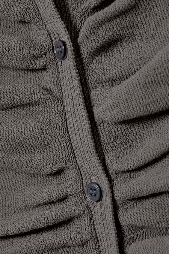 Кардиган с пуговицами и защипами