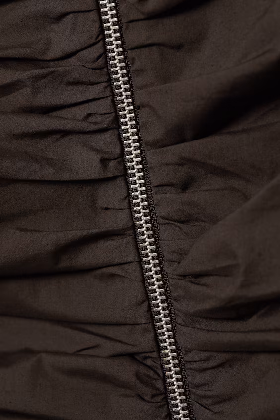 Топ с молнией и декольте лодочкой