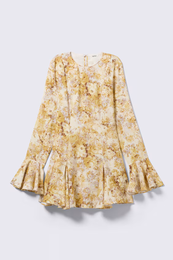 Платье с узкими рукавами и оборками