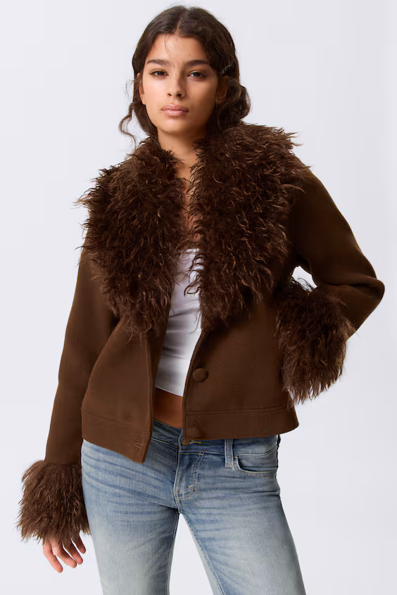 Короткое пальто с воротником из искусственного меха