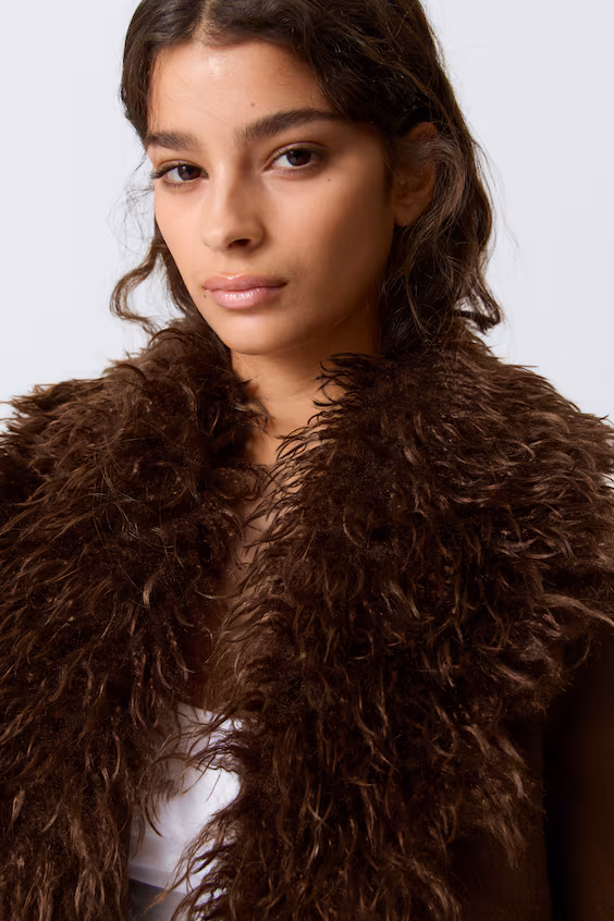 Короткое пальто с воротником из искусственного меха