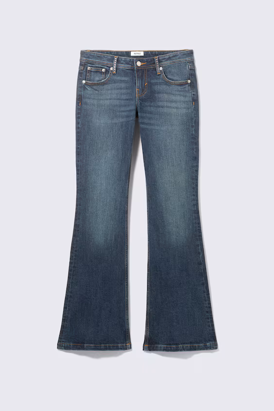 Джинсы-клеш с низкой посадкой и аппликациями