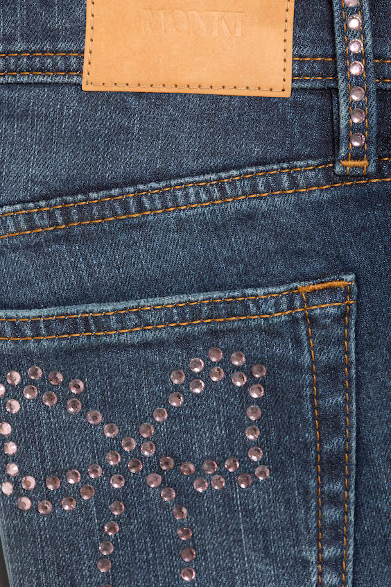 Джинсы-клеш с низкой посадкой и аппликациями
