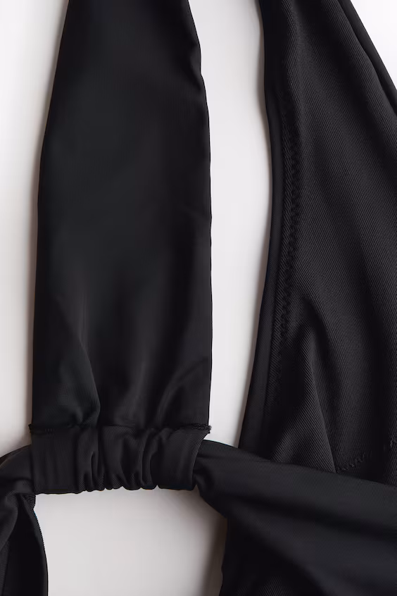 Купальник с формованными чашечками и одним открытым плечом