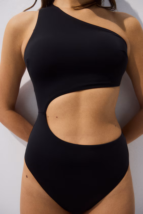 Купальник с формованными чашечками и одним открытым плечом