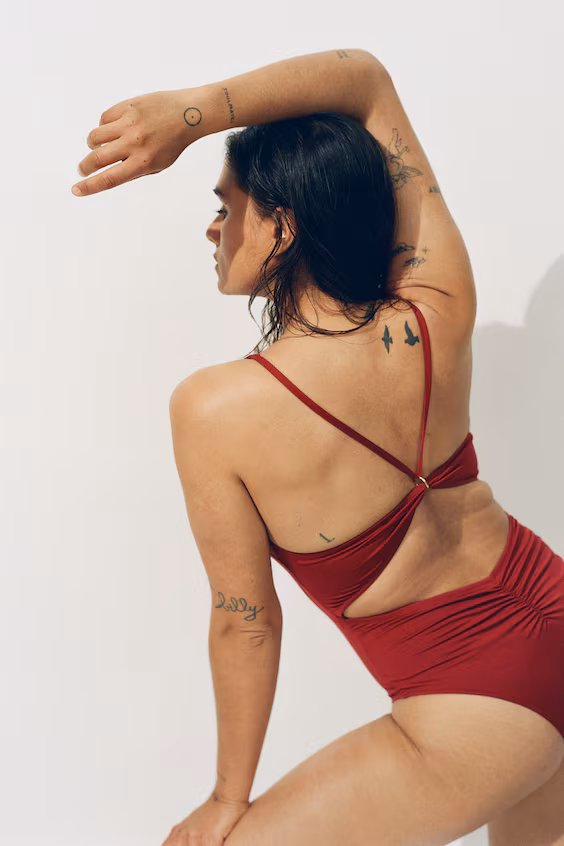 Купальник с формованными чашечками и открытой спиной