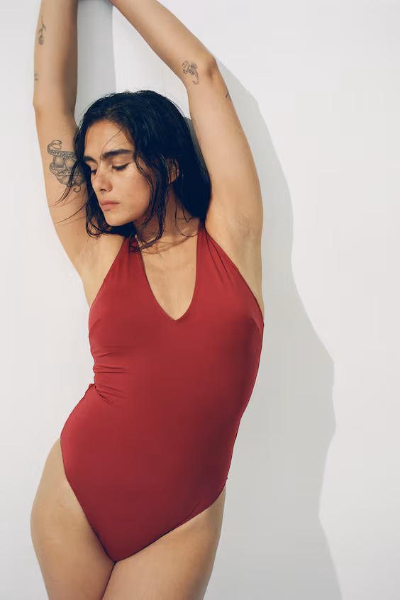 Купальник с формованными чашечками и открытой спиной