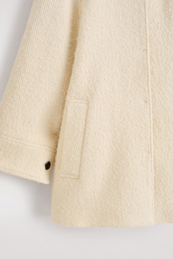 Короткое пальто из шерсти с воротником-стойкой и узором рыбья кость