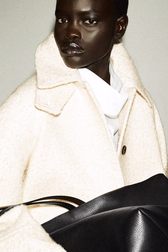 Короткое пальто из шерсти с воротником-стойкой и узором рыбья кость