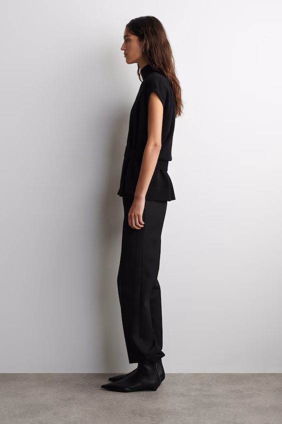 Жилет из шерсти с высоким воротником и деталями пояса