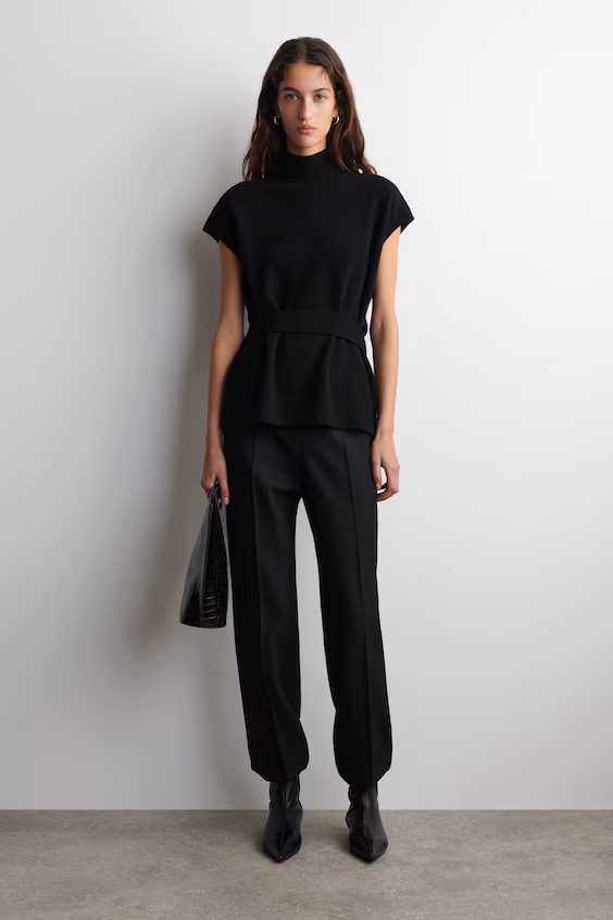 Жилет из шерсти с высоким воротником и деталями пояса