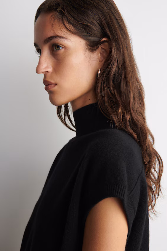 Жилет из шерсти с высоким воротником и деталями пояса