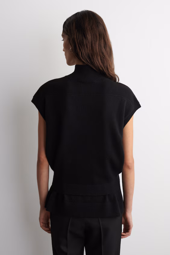 Жилет из шерсти с высоким воротником и деталями пояса