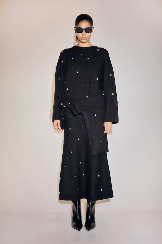 Свитер с заклепками