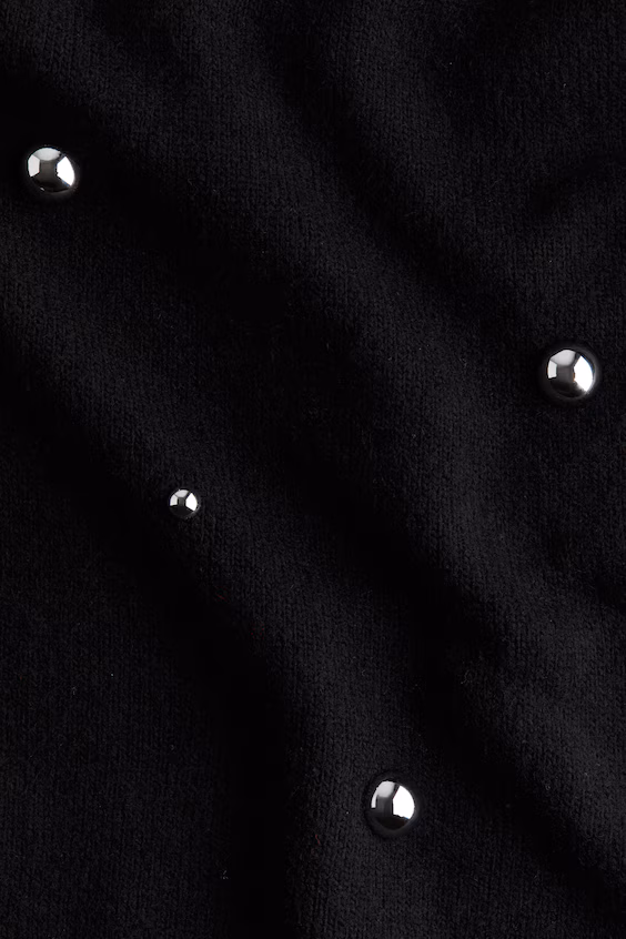 Свитер с заклепками