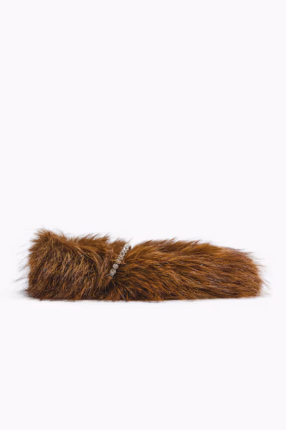 Украшенные шлепанцы