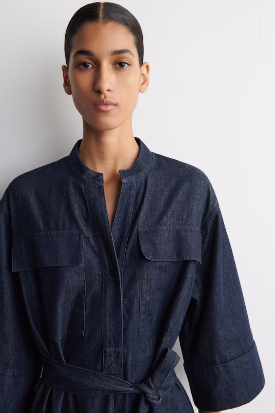 Утилитарное миди платье-рубашка из джинсовой ткани
