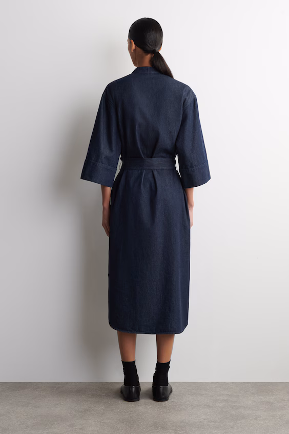 Утилитарное миди платье-рубашка из джинсовой ткани
