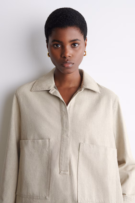 Платье-рубашка из джинсовой ткани с открытым воротником