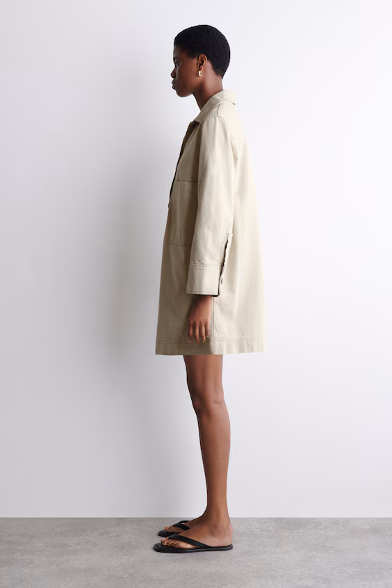 Платье-рубашка из джинсовой ткани с открытым воротником