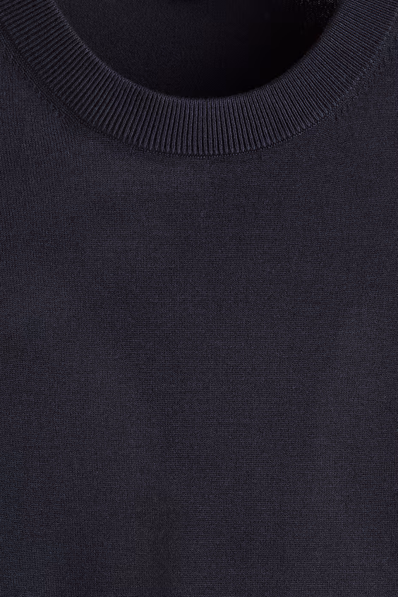 Пуловер из тонкой вязаной ткани стандартного кроя