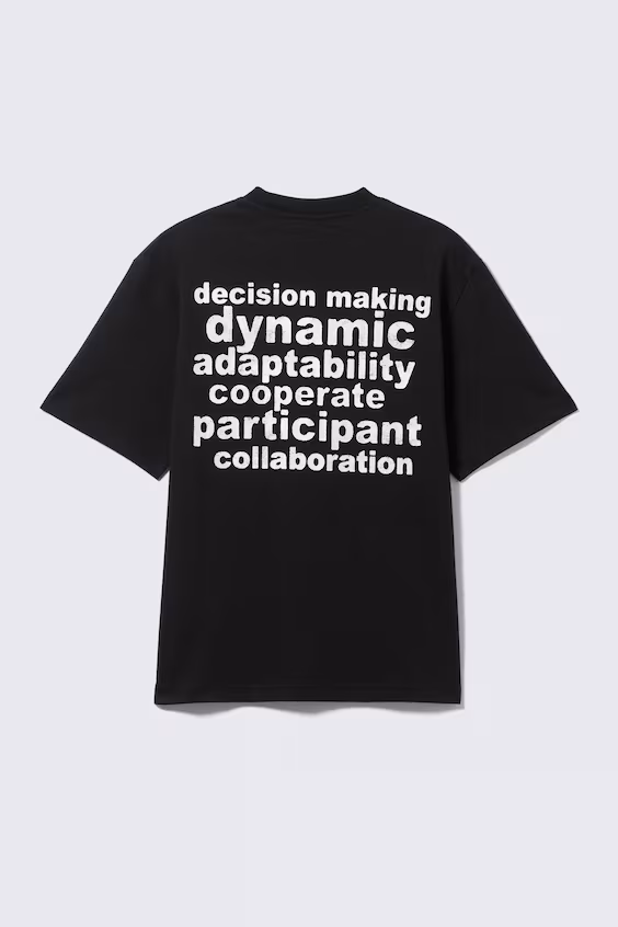 Футболка с графическим принтом из легкой ткани