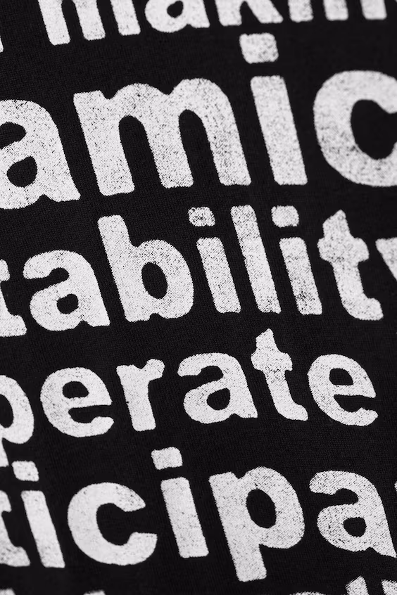 Футболка с графическим принтом из легкой ткани