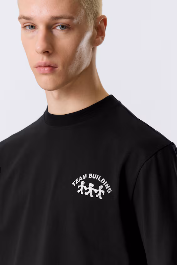 Футболка с графическим принтом из легкой ткани