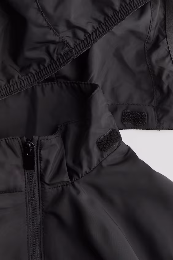 Ветровка с капюшоном