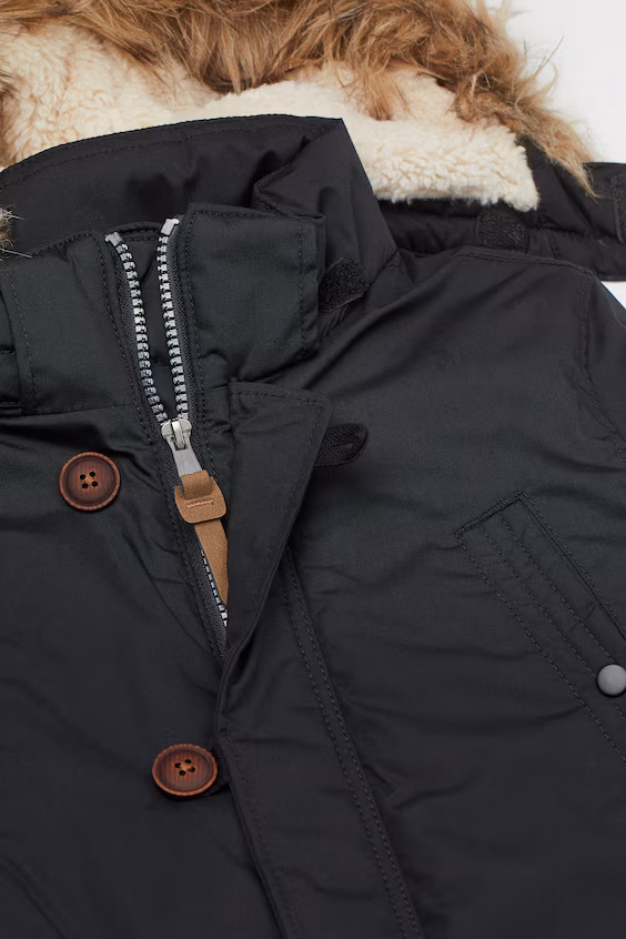 Парка с капюшоном и подушками