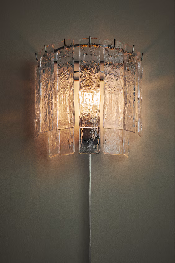 Настенный светильник из металла с хрустальными призмами