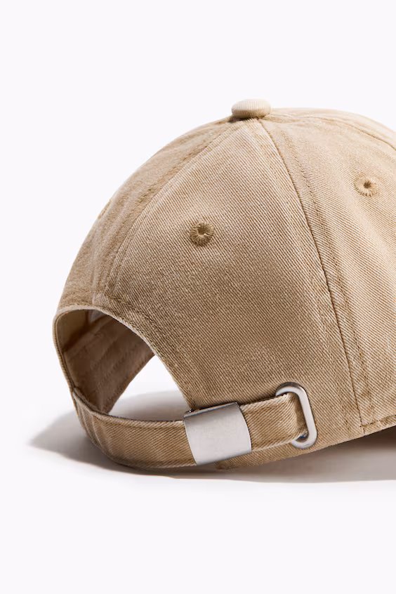 Бейсболка из саржи с вышитым узором