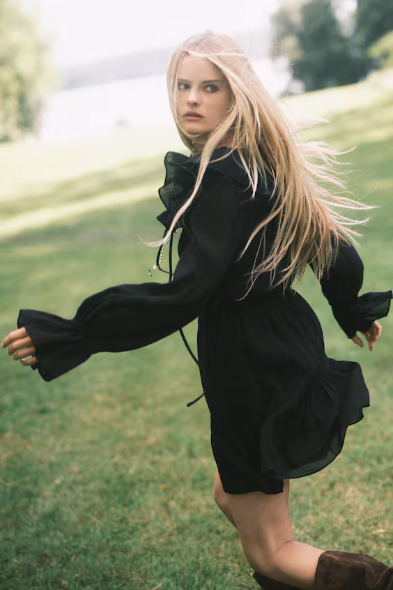 Платье с воротником с оборками