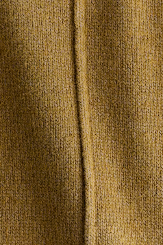 Свитер с высоким воротником и декоративными швами