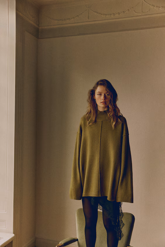 Свитер с высоким воротником и декоративными швами