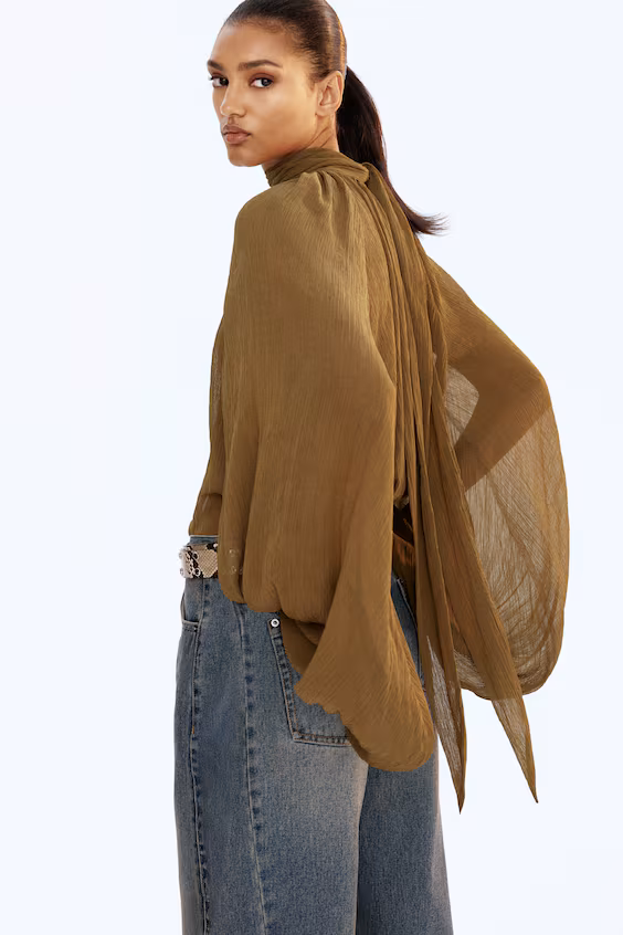 Блузка с бантом на вырезе