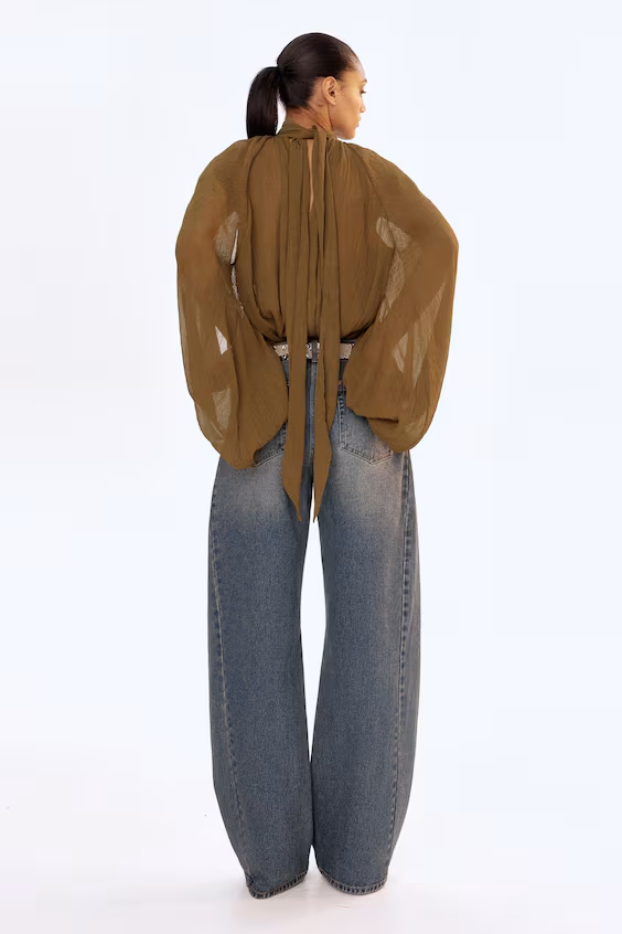 Блузка с бантом на вырезе