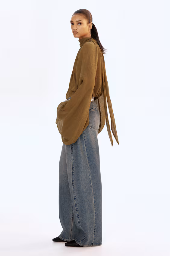 Блузка с бантом на вырезе