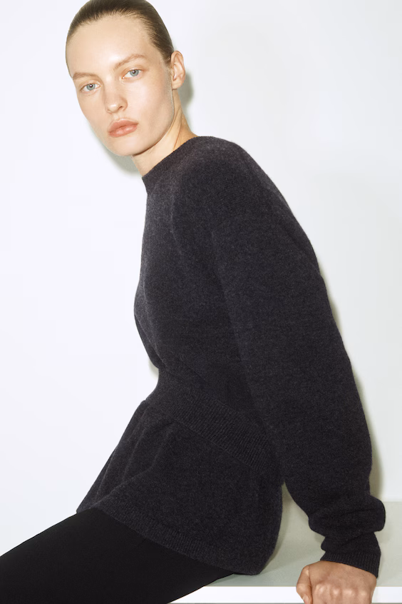 Брюки прямого силуэта и облегающего кроя