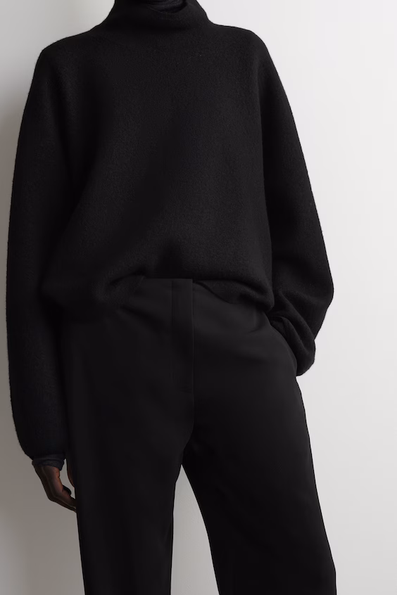 Брюки прямого силуэта и облегающего кроя